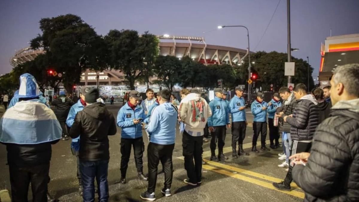 Controles de entradas en el estadio El Monumental. Foto: Agencia NA (Redes).