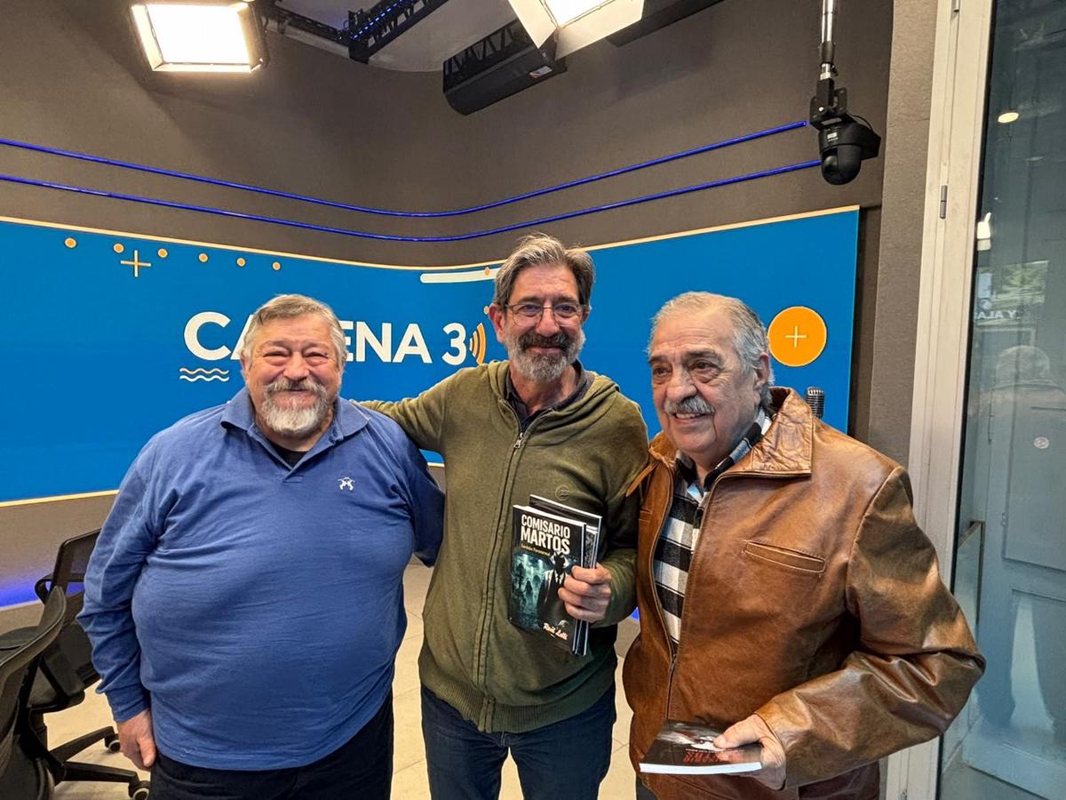 Carlos Castro Torres y Raúl Lelli, en el estudio de Cadena 3 junto a Chema Forte.