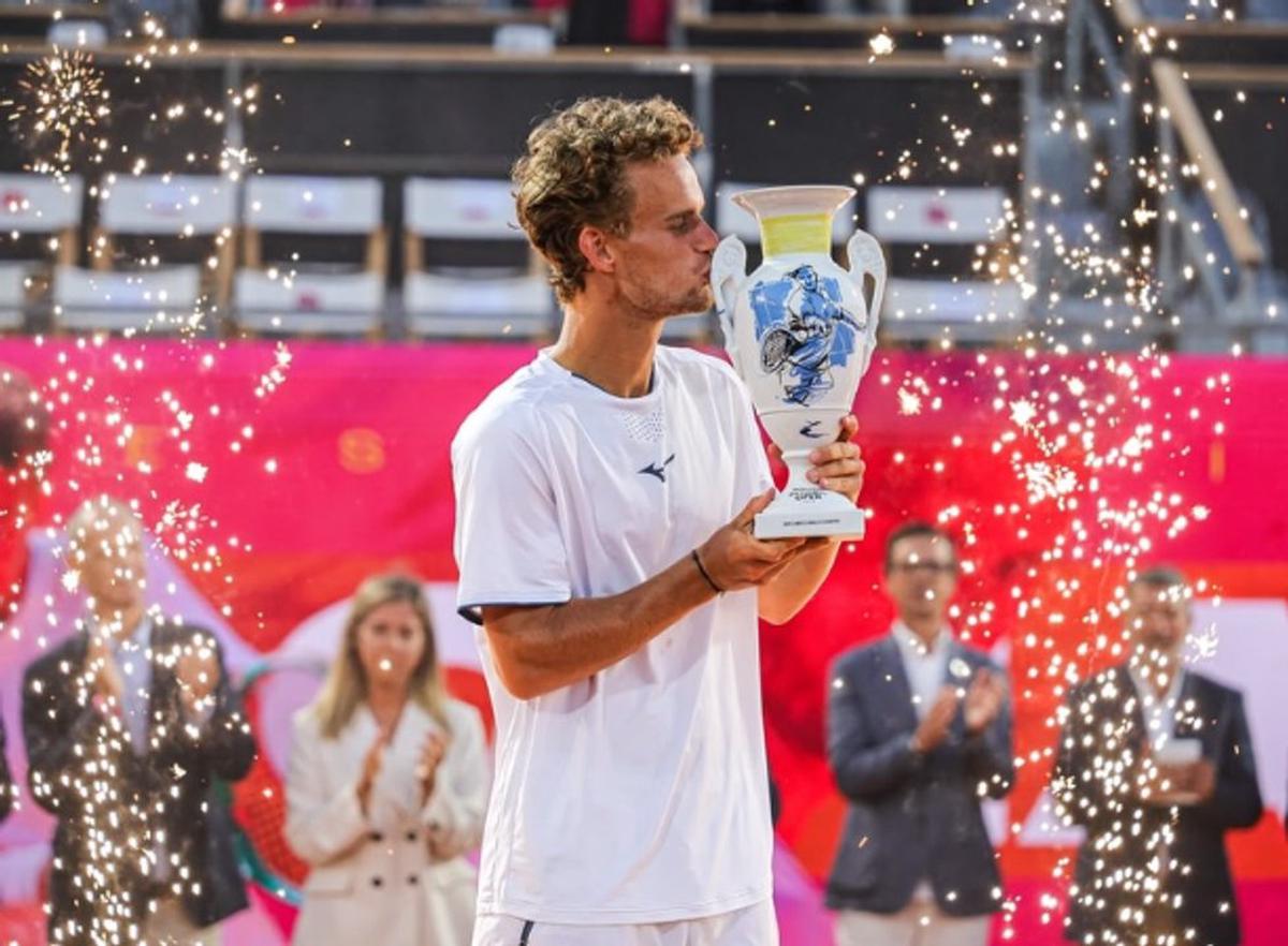 Luca Van Assche celebra su conquista en Estoril.