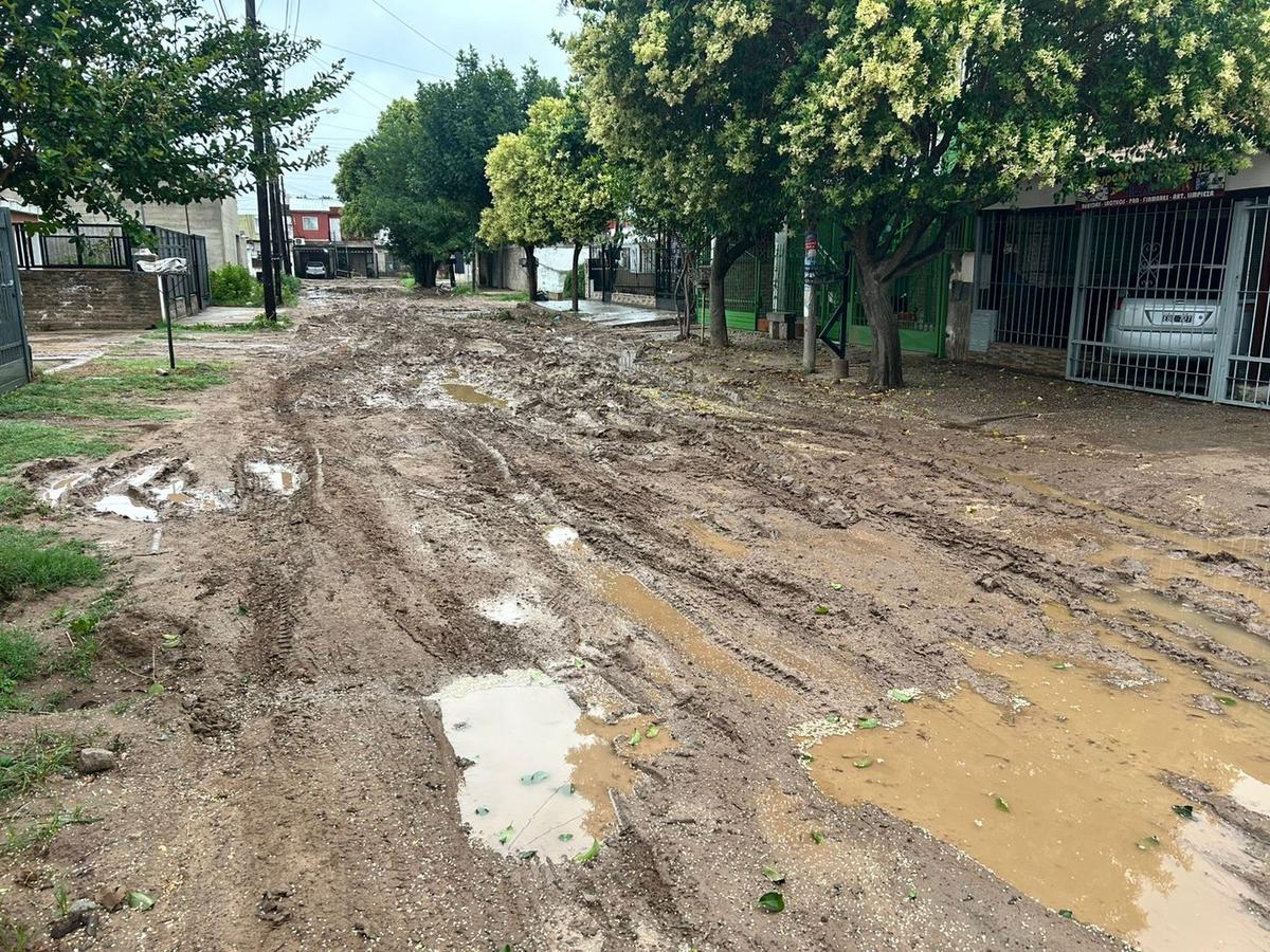 Anegamientos en las calles de Parque Liceo. (Foto: Lucía González/Cadena 3)