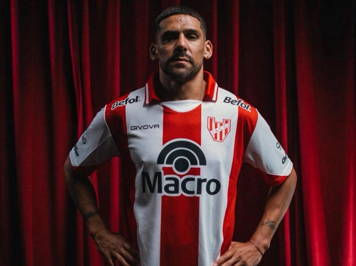 Franco Jara ya posa con la camiseta