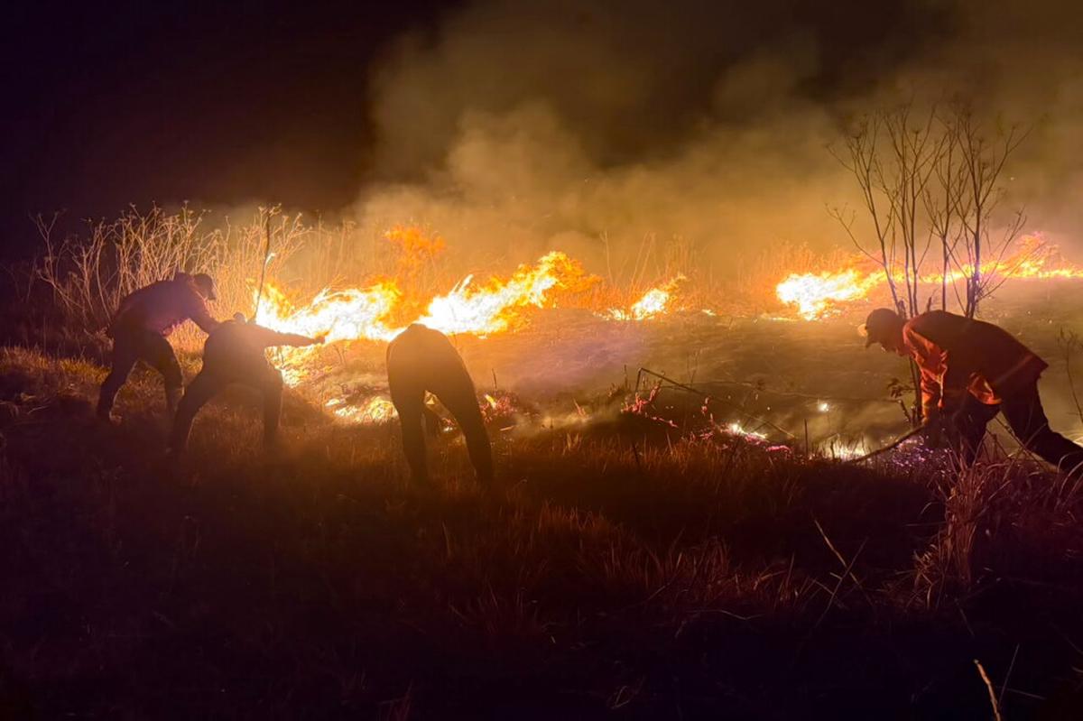 Indonesia combate incendios forestales crecientes mientras el fuego se extiende por el monte Bromo