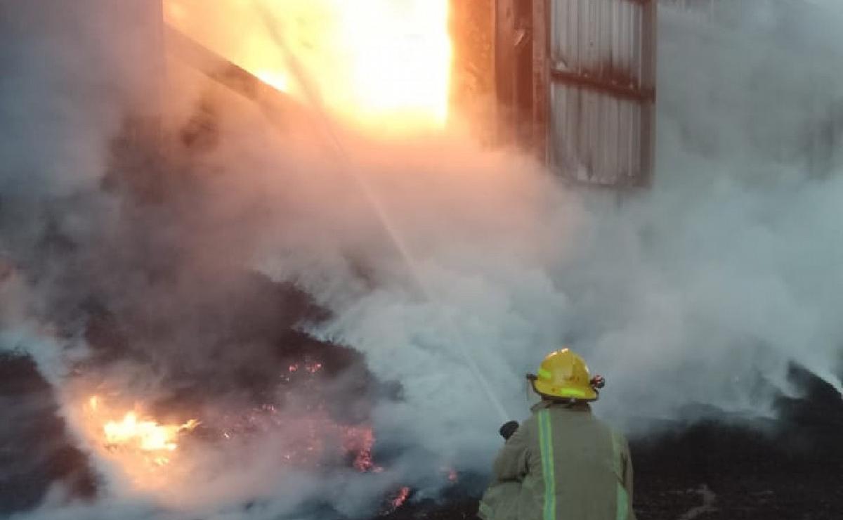 FOTO: El fuego en la celda inició el jueves y seguía activo este viernes. (Foto: Bomberos)