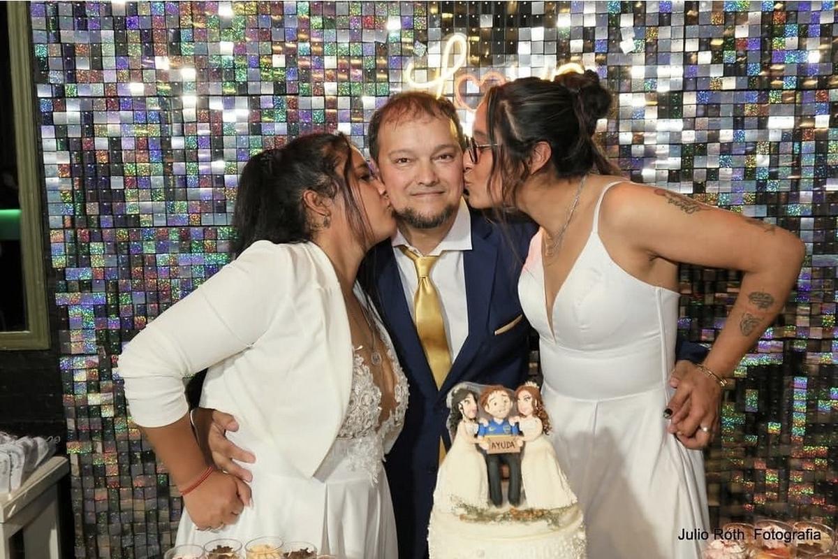 Foto de Aldana, Walter y Fiama el día de su casamiento.