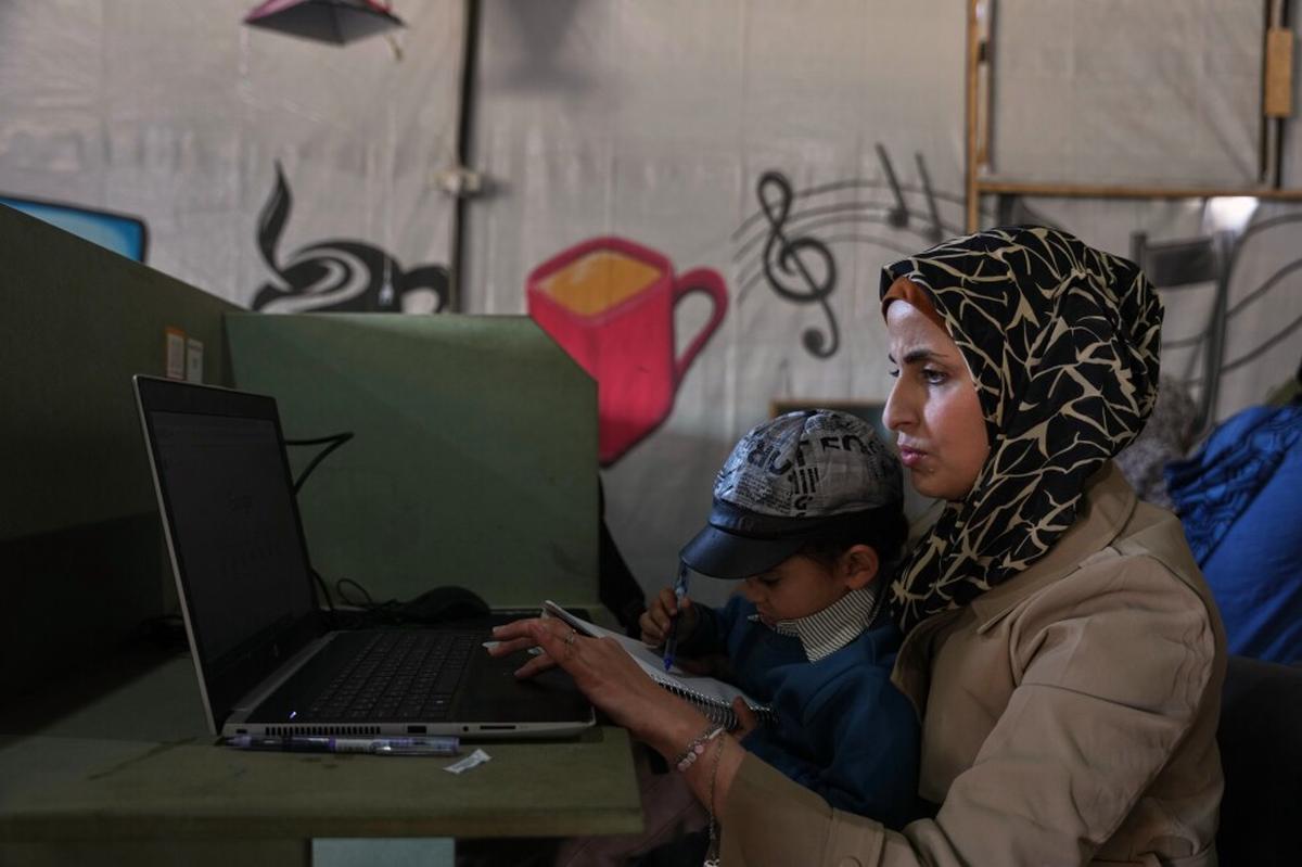 Tras bombas, apagones y restricciones bancarias, trabajadores digitales de Gaza siguen programando