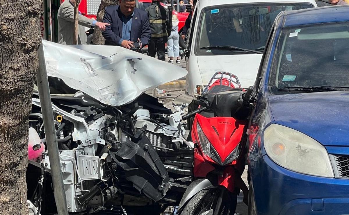 FOTO: Varios heridos tras el choque en Av. Chacabuco. (Foto: Daniel Cáceres/Cadena 3)