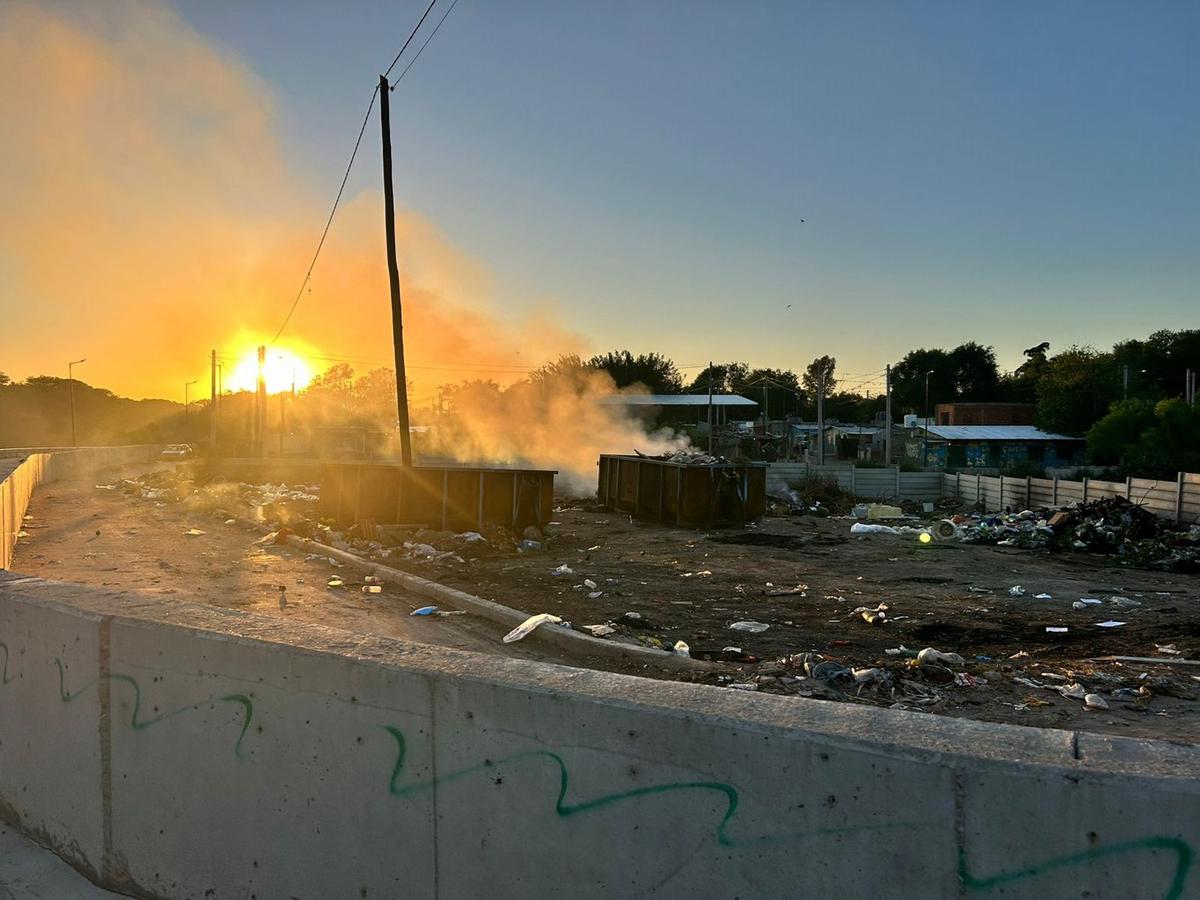 Basural a cielo abierto e incendios en Villa Urquiza. (Lucía González/Cadena 3)