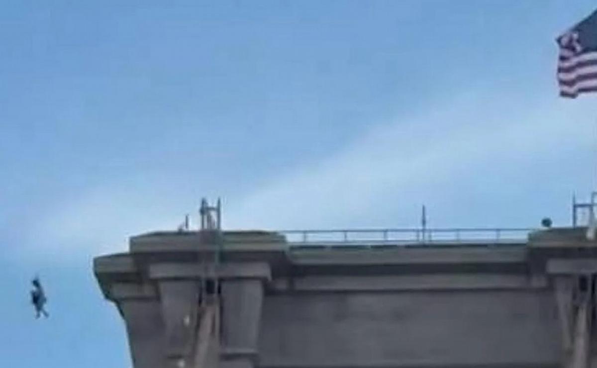 Un hombre saltó desde el puente de Brooklyn. (Captura)