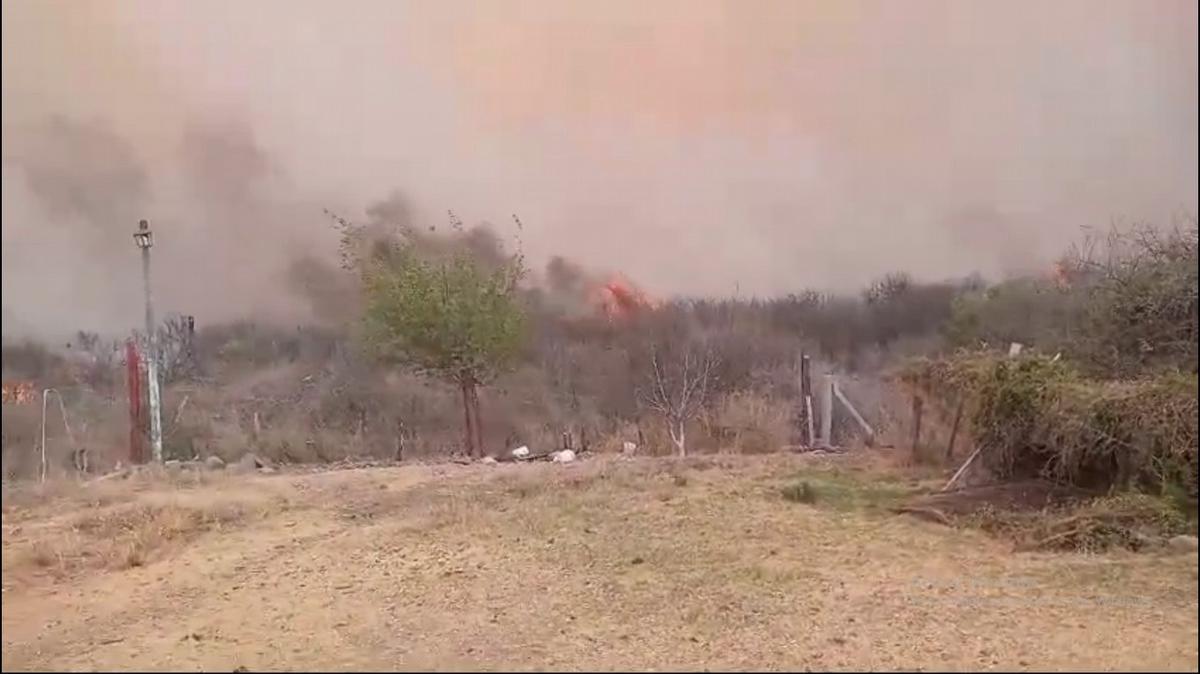 FOTO: Desesperado relato de un vecino con el fuego a punto de devorar su casa