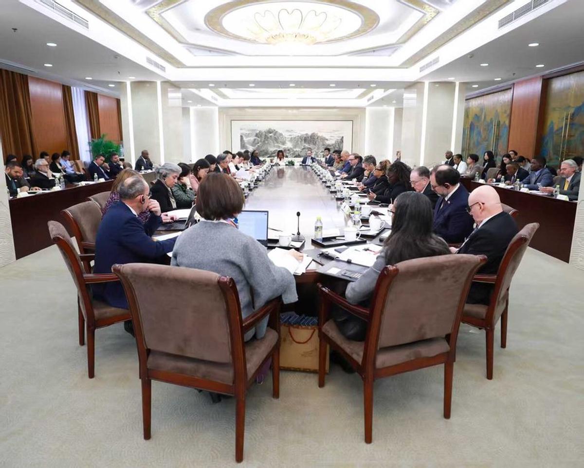 El director general de América Latina y el Caribe del Ministerio de Relaciones Exteriores, Zhang Run, celebró una reunión con la delegación de Coordinadores Nacionales para CELAC de países de ALC. (Foto NA/Foro China-CELAC).
