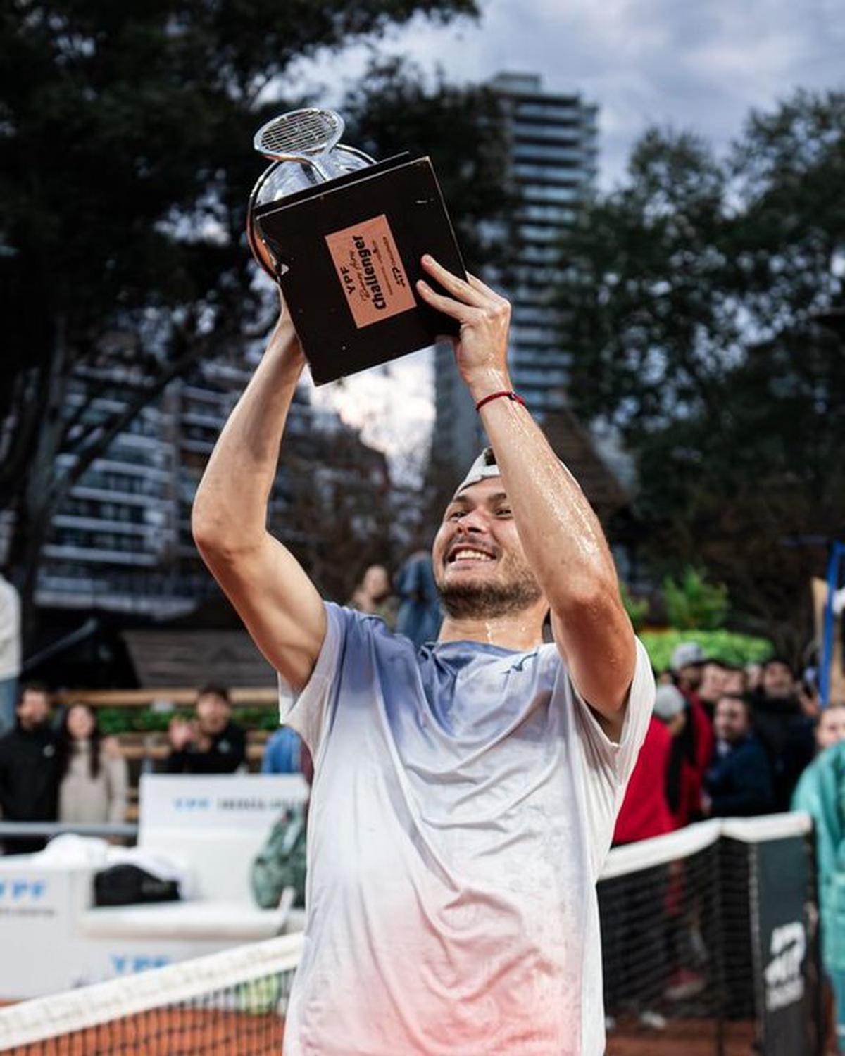 Alex Barrena levanta el ansiado Challenger de Buenos Aires.