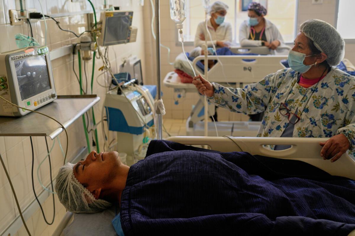 Hospitales priorizan cirugías con el poco oxígeno que les queda a un mes de protestas en Bolivia