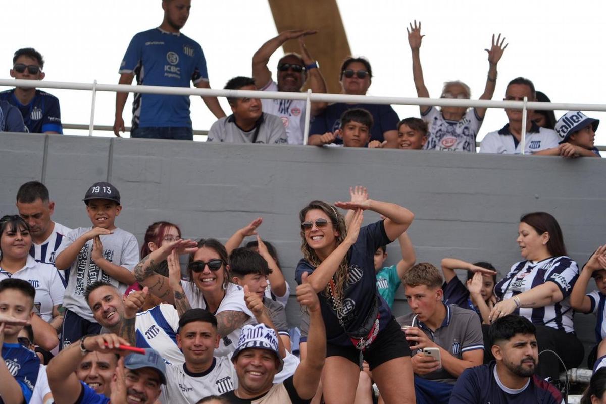 FOTO: Los hinchas albiazules, en el clásico.