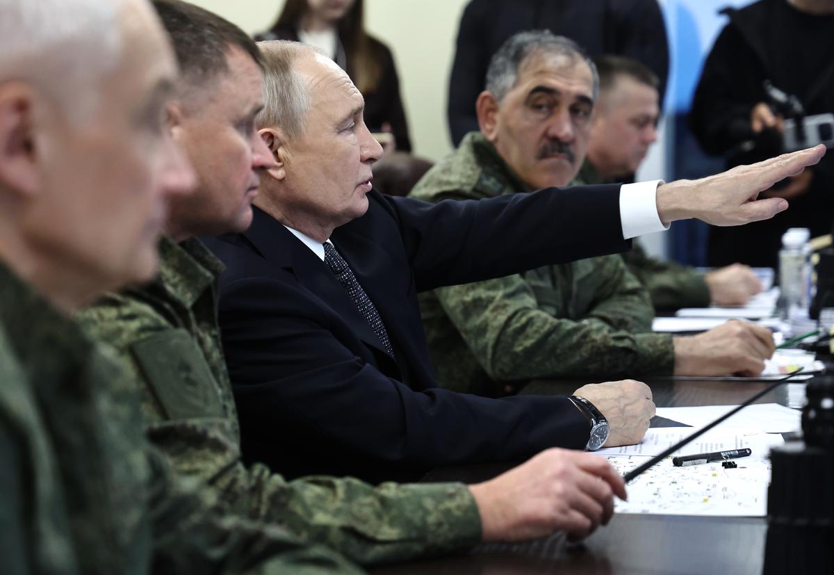 Putin observa ejercicios militares en los Urales con tropas de China y otros países