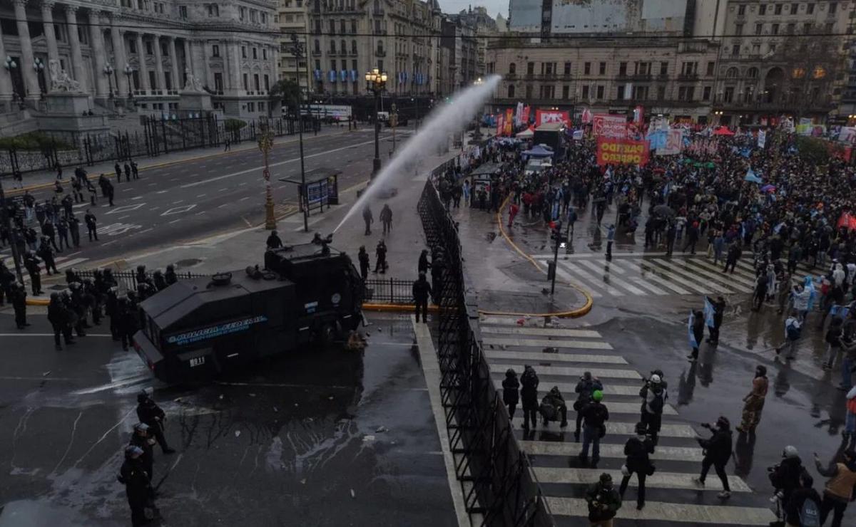 El último debate legislativo acabó con disturbios.