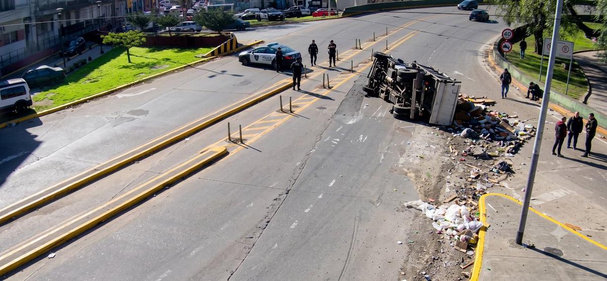 Accidente en La Boca: camión vuelca y un herido trasladado al Hospital Argerich