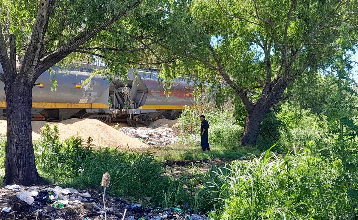 FOTO: Villa Gobernador Gálvez: emboscan y roban toneladas de soja de un tren de carga.