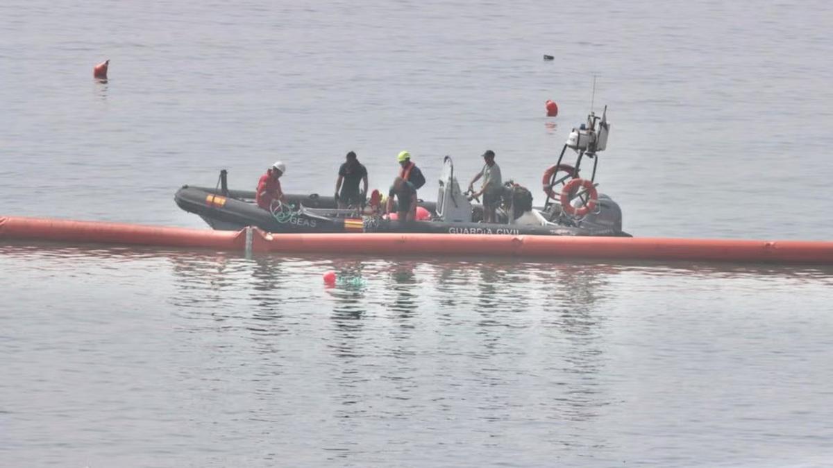 España instala una barrera flotante en Ceuta.