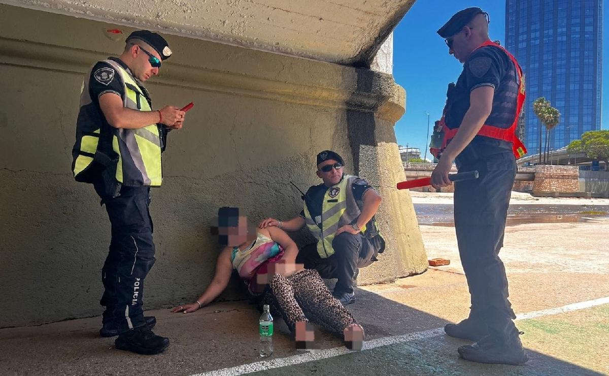 FOTO: Una mujer fue rescatada tras caer al río Suquía. (Foto: Policía)