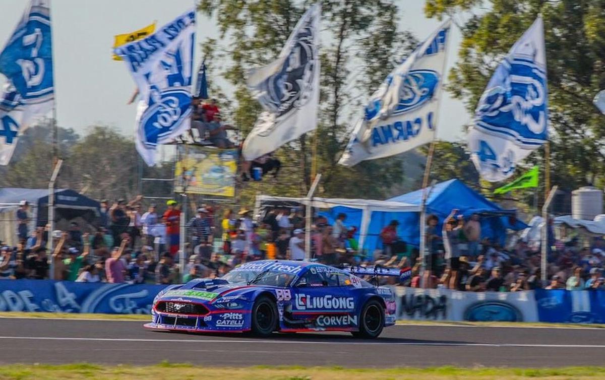 FOTO: Trosset y el Mustang son la primera referencia de San Nicolás