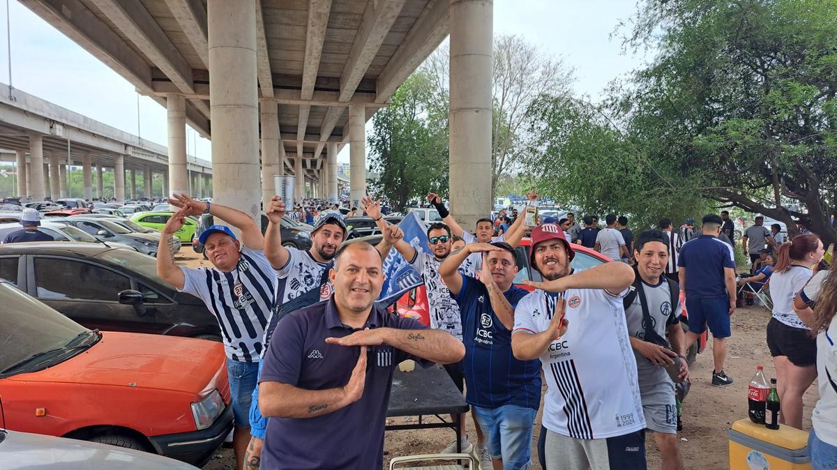 FOTO: Los hinchas albiazules, en la antesala del clásico.