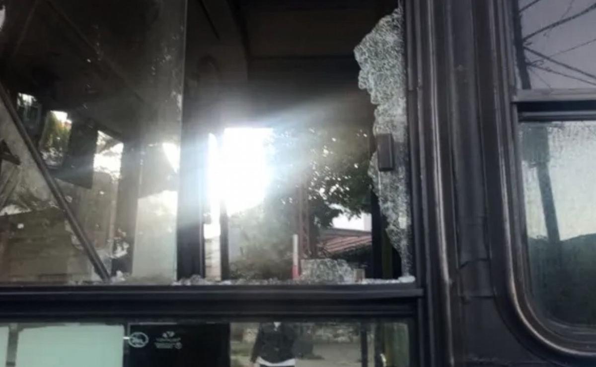 FOTO: La ventanilla del colectivo quedó destruida.