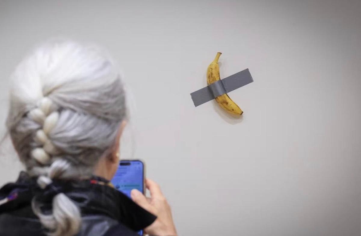 Comedian, la obra de Maurizio Cattelan se exhibe en el Centre Pompidou-Metz, en el noreste de Francia.
