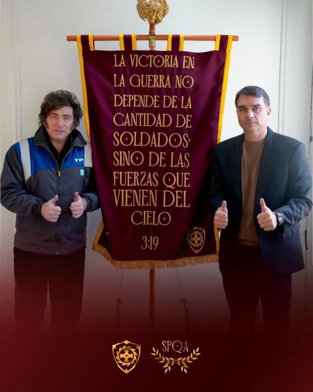 Javier Milei junto a Flávio Bolsonaro.