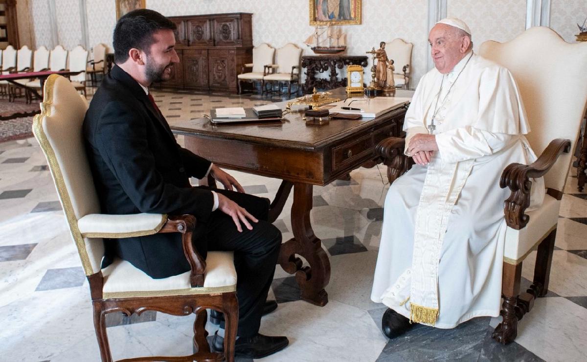 FOTO: El papa Francisco, reunido con el secretario de Culto. (Foto: @nsotelolar)