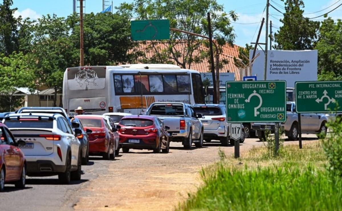 FOTO: Largas filas para pasar de Argentina a Brasil por Paso de los Libres (Foto: Clarín).