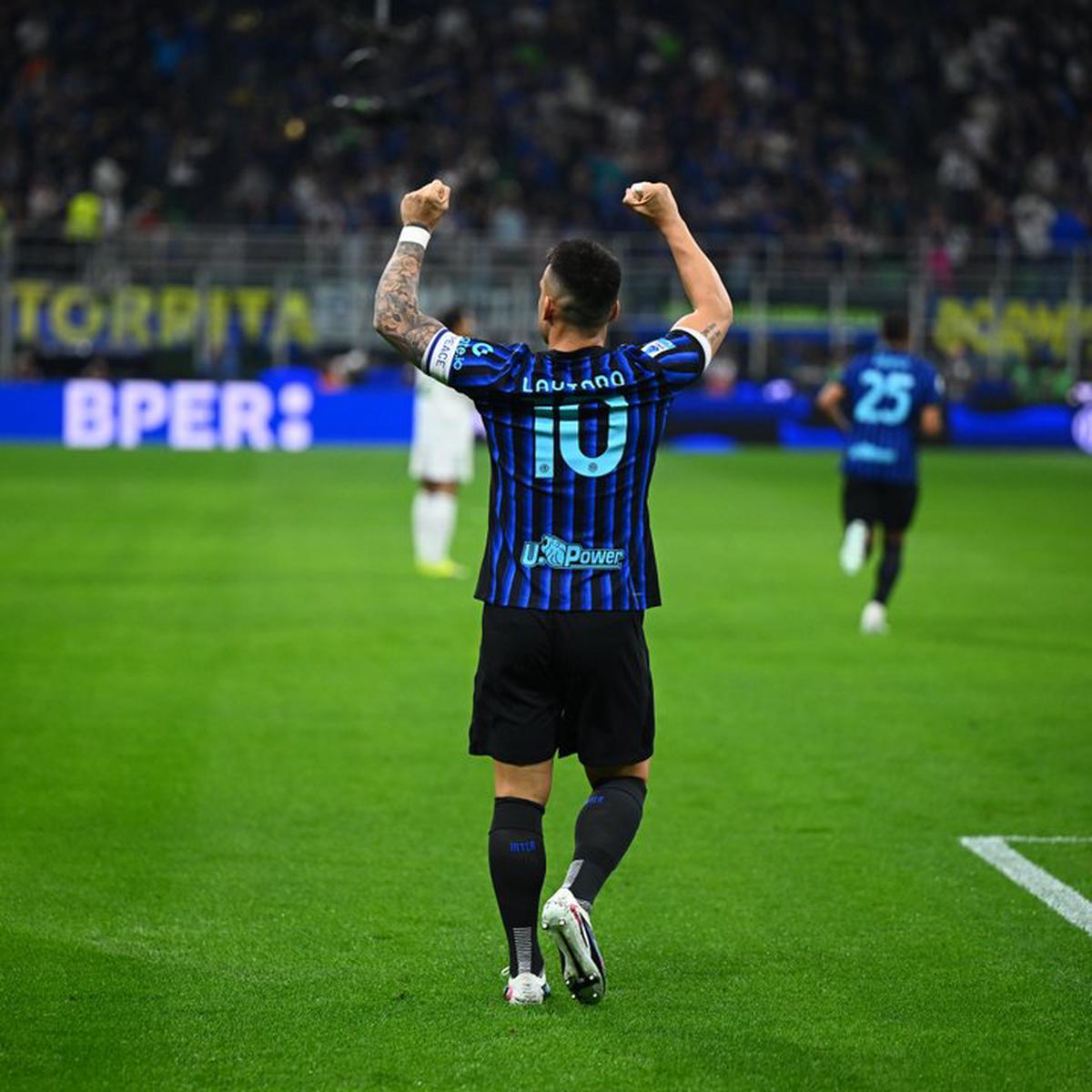 Lautaro Martínez festeja uno de sus goles en la victoria del local.