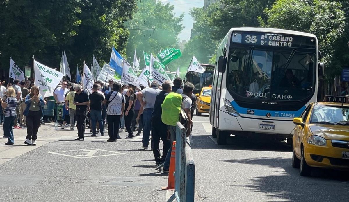 FOTO: Protesta del Suoem por las calles de Córdoba (Foto: Daniel Cáceres/Cadena3)