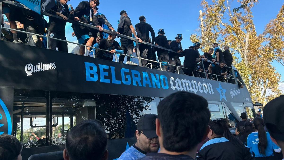 Una postal histórica: el micro descapotable del Belgrano campeón entre la gente.