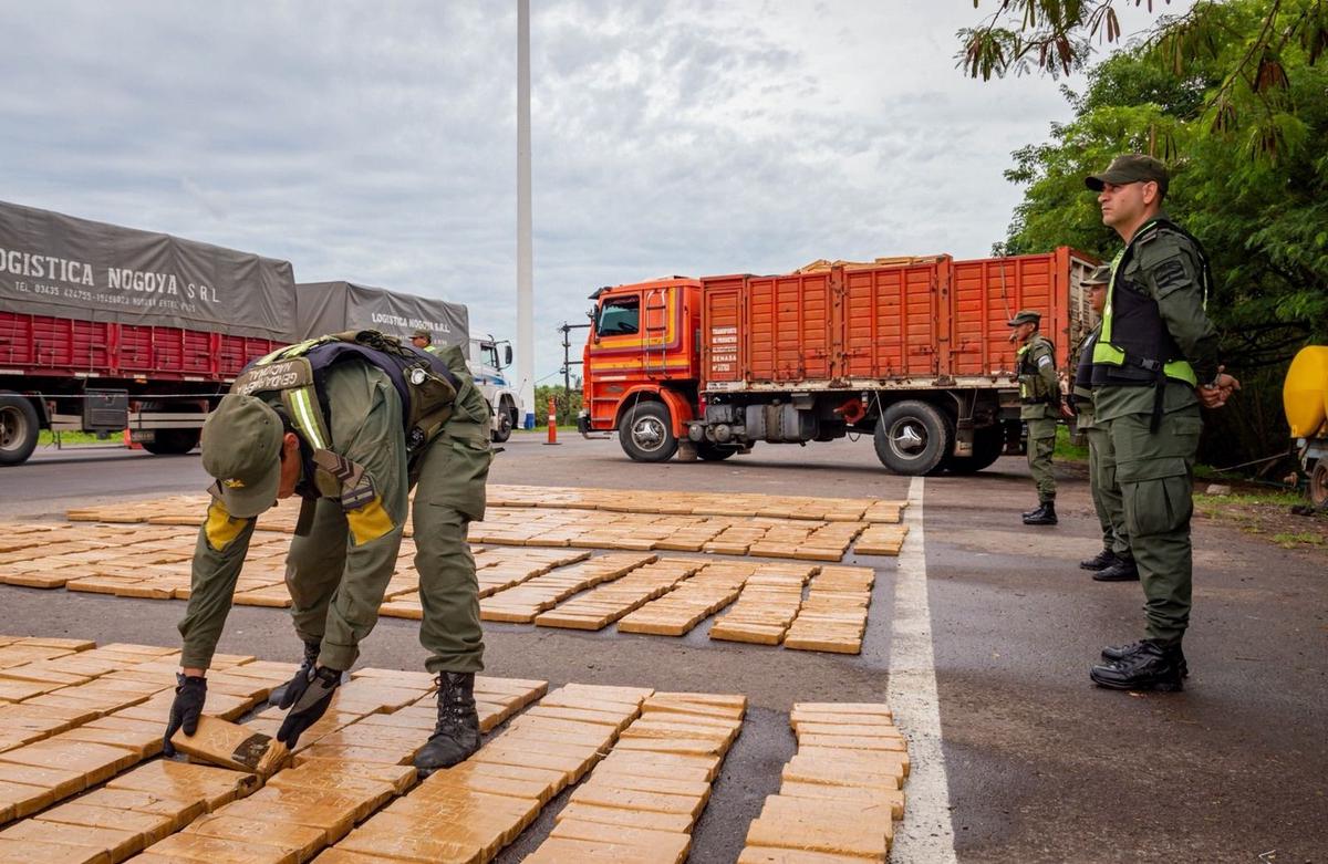 Megaoperativo en Chaco: hallan 1.200 kg de marihuana bajo cajones de frutas.