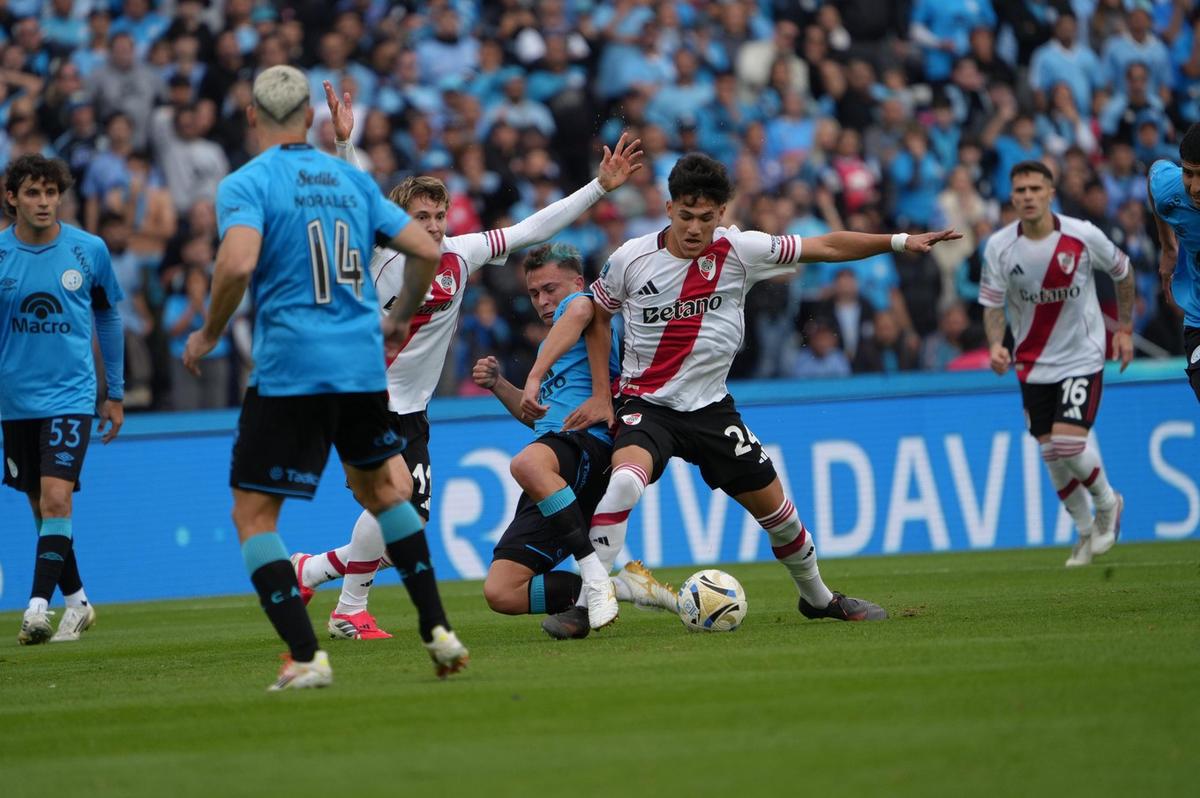 River y Belgrano se enfrentan en una final apasionante en el Kempes. (Daniel Cáceres)