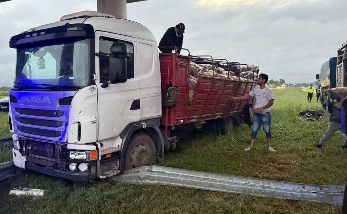 Un camionero chocó en la autopista Rosario-Córdoba tras esquivar a una moto en contramano.