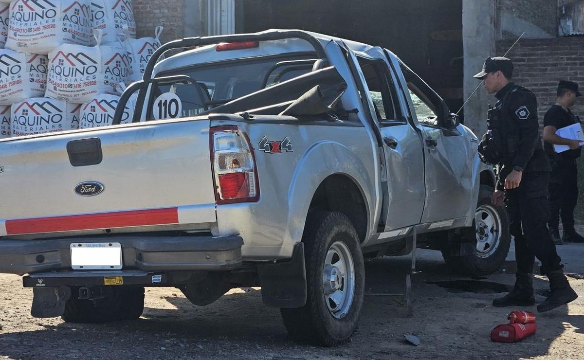 FOTO: La camioneta volcada fue dada vuelta por los vecinos.