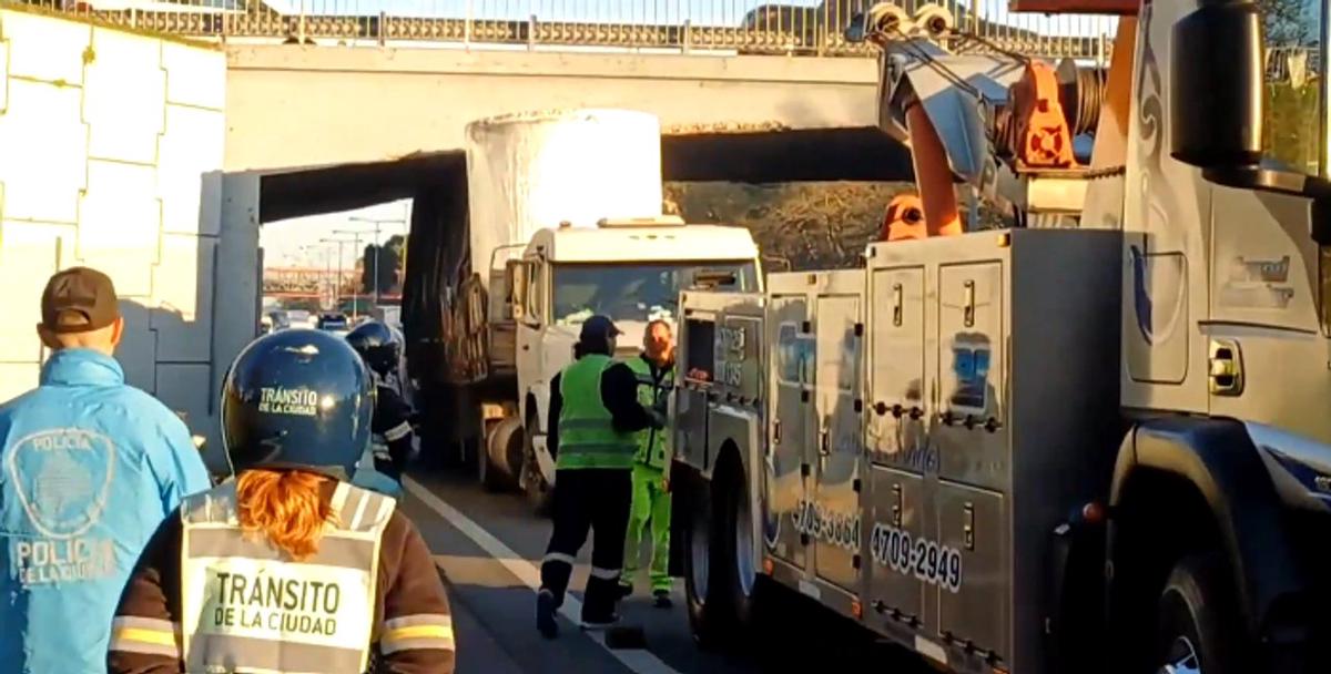 Camión atascado en puente de la General Paz genera caos vehicular