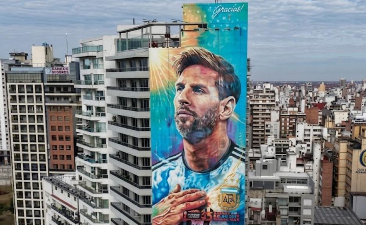 Mural de Messi a metros del Monumento.