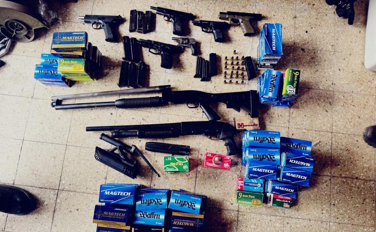La policía halló armas de fuego, cientos de municiones y dos granadas