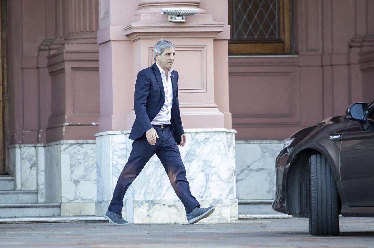 Luis Caputo sale de Casa Rosada. (Foto: NA/Archivo)