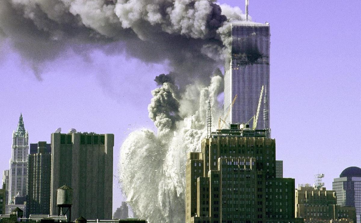 FOTO: El momento del derrumbe de la torre sur del World Trade Center. (NA/Agencias)