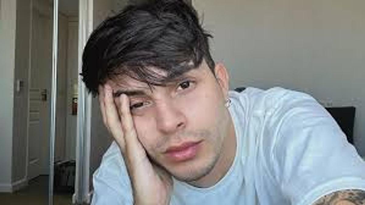 El cantante estaría iniciando una nueva relación tras su separación con Ángela Torres.