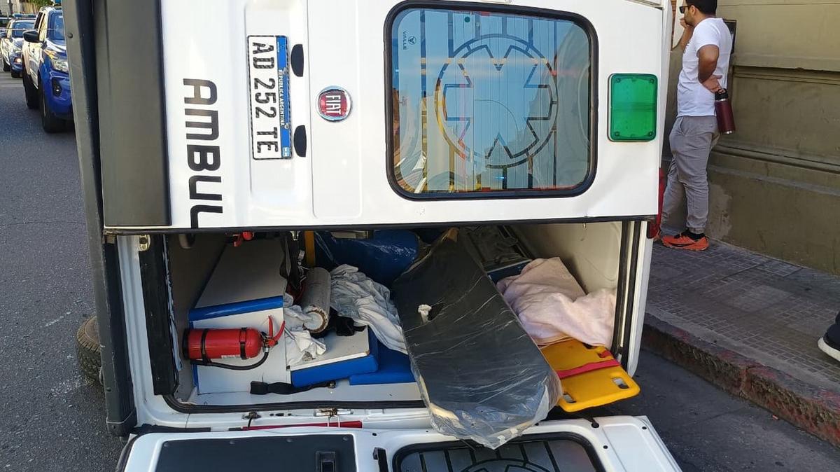 La ambulancia chocó a un auto estacionado y volcó.