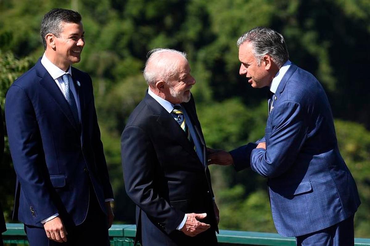 Mercosur: saludo de presidentes; Lula (c), Orsi (d); Peña (i)