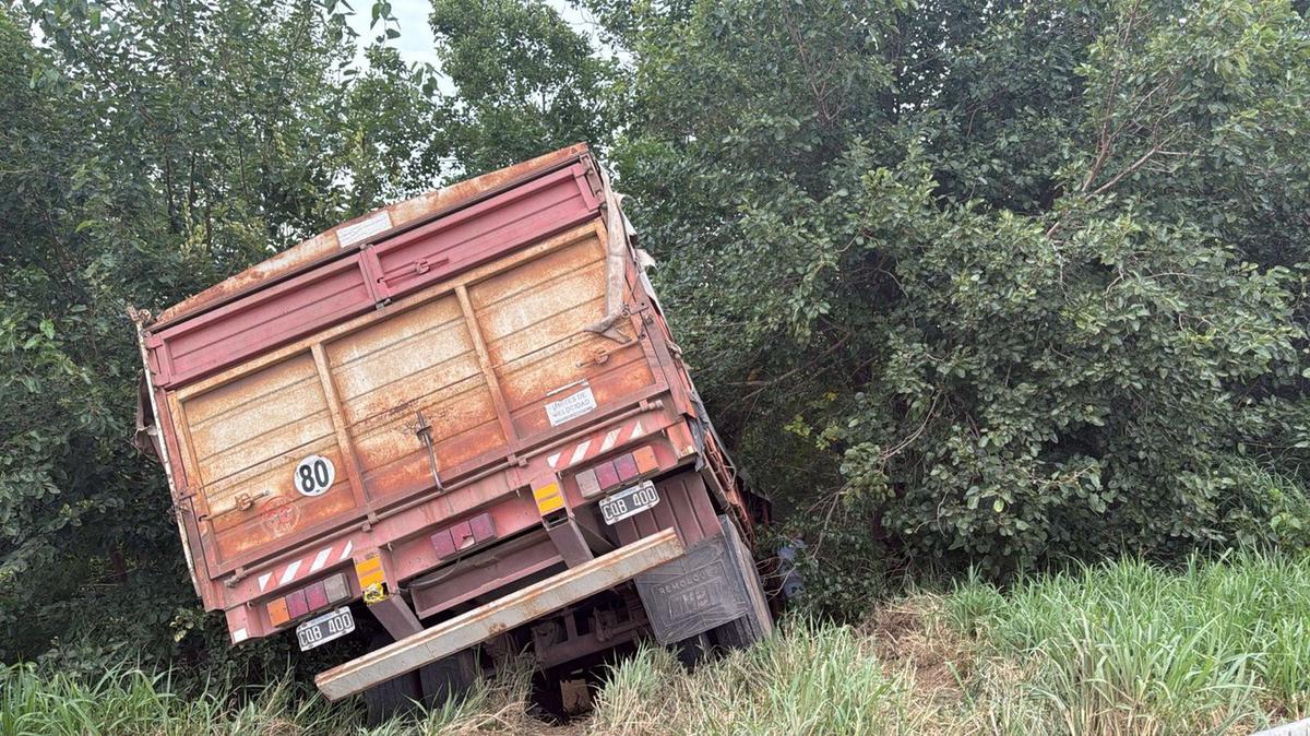 FOTO: Un camión perdió el control y chocó en ruta 19: no hay heridos