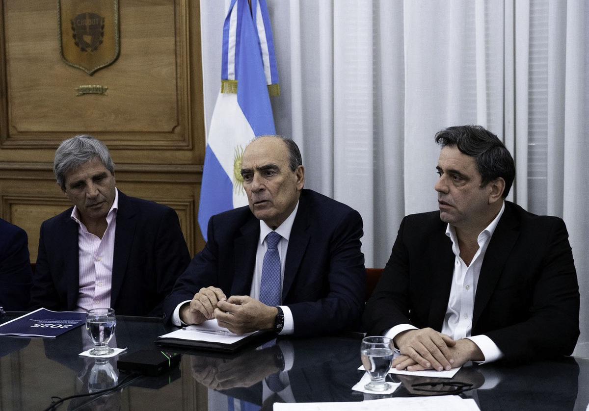 FOTO: Luis Caputo, Guillermo Francos y Lisandro Catalán, en la llamada con las provincias. 