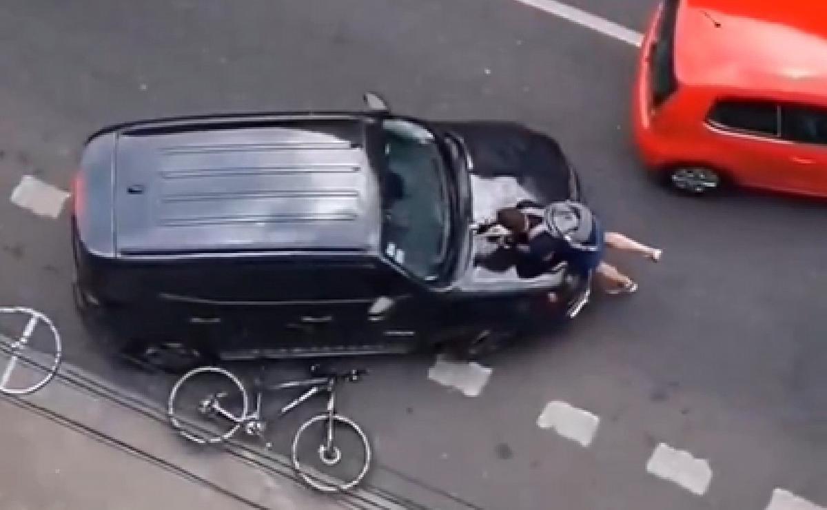 FOTO: Una mujer atropelló a un ciclista ruso en Belgrano. (Foto: captura de video)