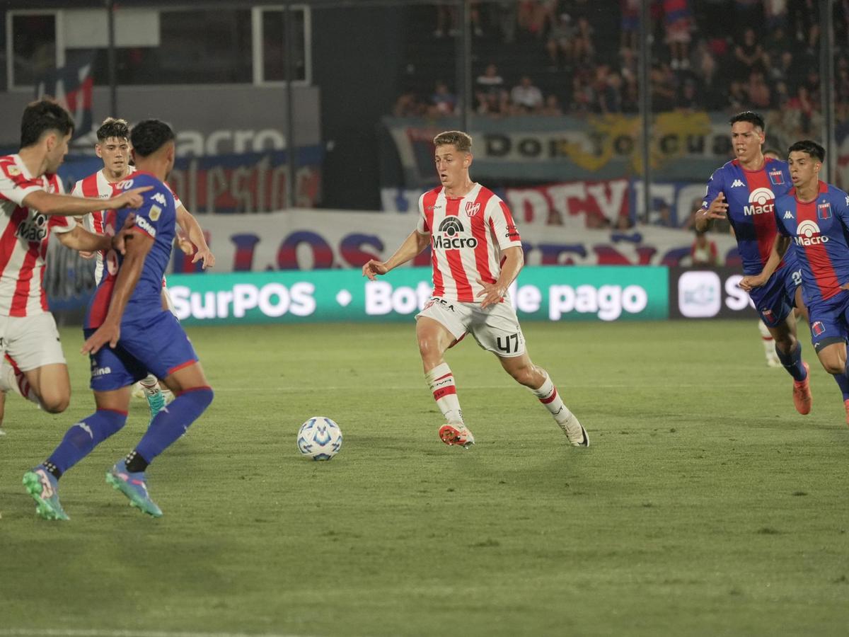 FOTO: Dubersarsky maneja la pelota ante Tigre. (Foto:Prensa Instituto)