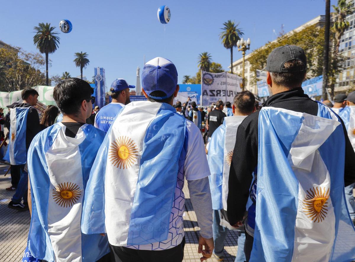 Facciones de la CGT marchan en Buenos Aires. (Foto: NA)